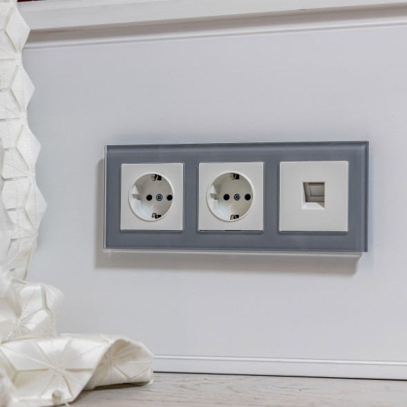 Рамка из стекла на 3 поста Favorit серый Werkel W0031115