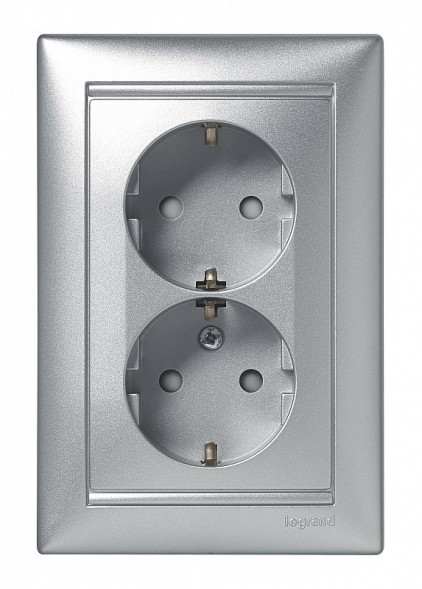 Розетка Legrand Valena Алюминий 2-ая с/з с защитными шторками литая 770127