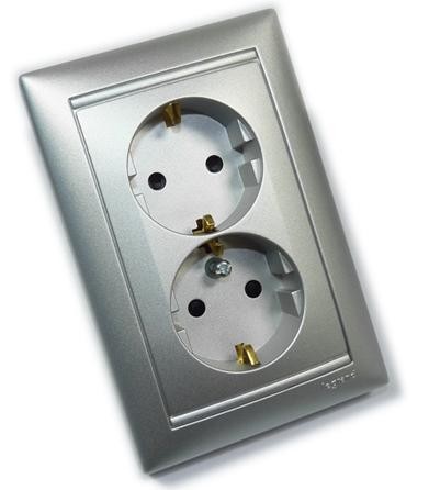Розетка Legrand Valena Алюминий 2-ая с/з с защитными шторками литая 770127