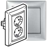 Розетка Legrand Valena Алюминий 2-ая с/з с защитными шторками литая 770127