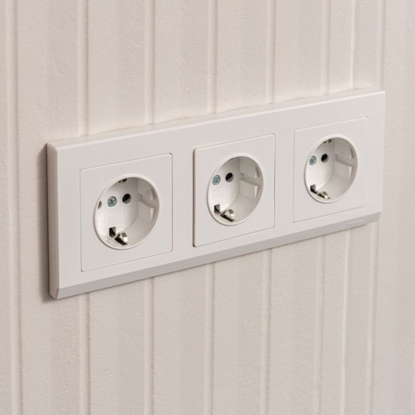 Рамка из поликарбоната на 3 поста Stark белый Werkel W0031801