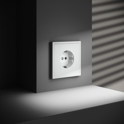 Розетка встраиваемая VOLTUM S70 с заземлением и защитными шторками, 16А, (белый матовый)