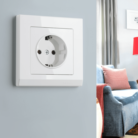 Розетка с заземлением и шторками (белая) Werkel W1171101