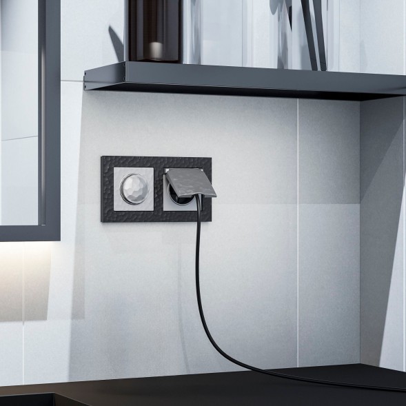 Розетка влагозащ. с зазем. с защит. крышкой и шторками (Hammaer серебряный) Werkel W1271206