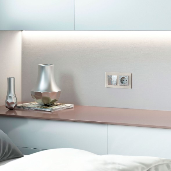 Розетка с заземлением и шторками (Hammaer серебряный) Werkel W1271106