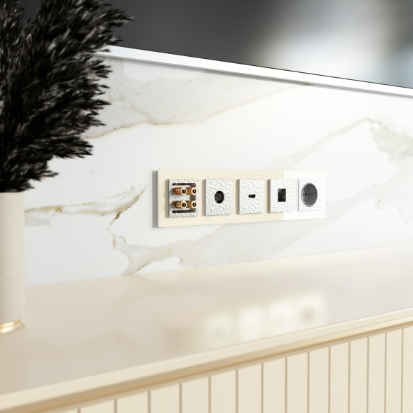 Розетка с заземлением и шторками (Hammaer серебряный) Werkel W1271106