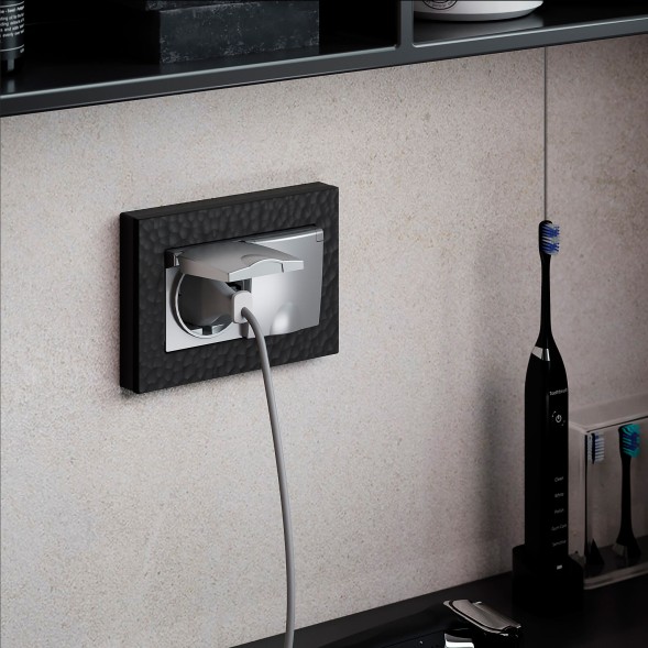 Розетка двойная влагозащ. с зазем. с защит. крышками и шторками серебряный Werkel W1172206