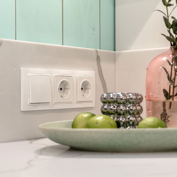 Розетка с заземлением (белая) Werkel W1171001