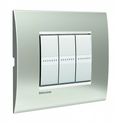 Рамка Bticino LivingLight Air Белый жемчуг 3 модуля LNC4803PR