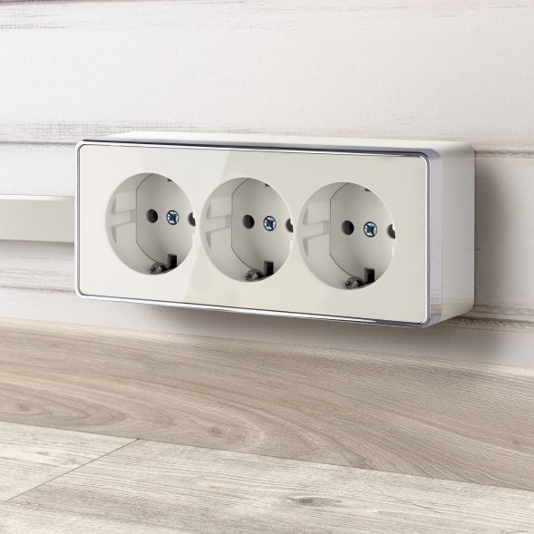 Розетка тройная с заземлением и шторками Gallant слоновая кость Werkel W5073103