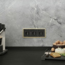 Рамка из металла на 3 поста Baguette черный/латунь W0032852