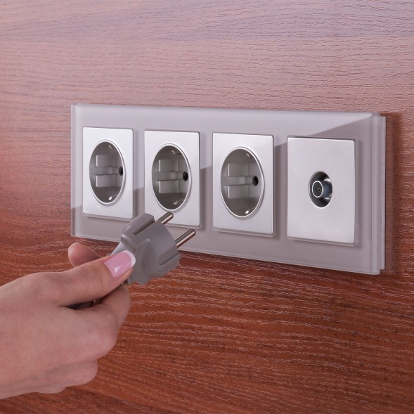 Рамка из стекла на 4 поста Favorit дымчатый Werkel W0041117