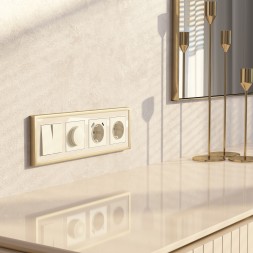 Рамка из металла на 4 поста Baguette айвори/латунь W0042851