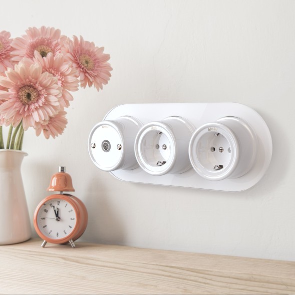 Розетка с заземлением белый ретро Werkel W5671001