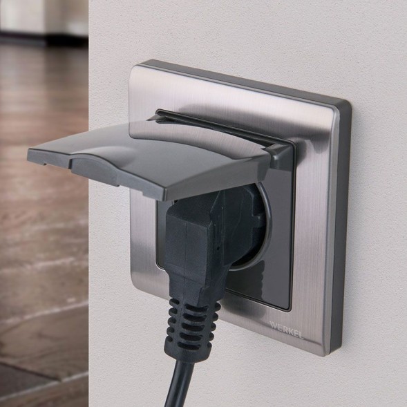 Розетка влагозащ. с зазем. с защит. крышкой и шторками (глянцевый никель) Werkel W1171202