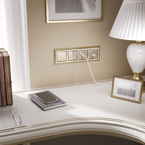 Розетка с заземлением и шторками (шампань) Werkel W1171111