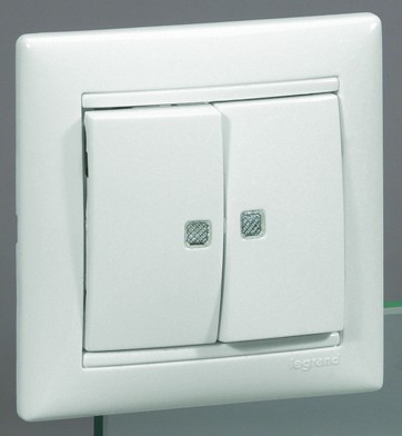 Выключатель Legrand Valena 2-х клавишный с индикацией на каждую клавишу 774213