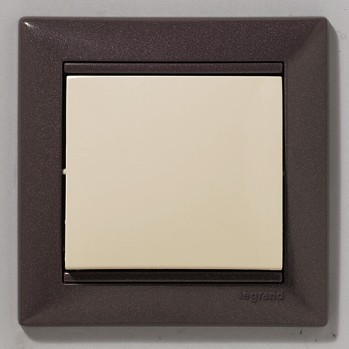 Выключатель Legrand Valena 1-клавишный 774301