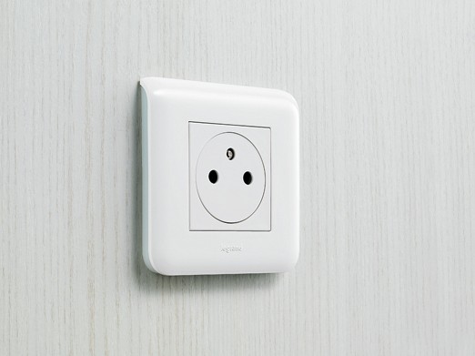 Розетка Legrand Mosaic 2к+З французский стандарт Лицевая панель Legrand Mosaic заподлицо, антибактериальная 077132