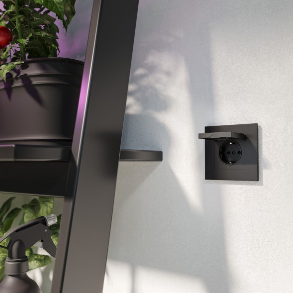 Розетка влагозащ. с зазем. с защит. крышкой и шторками N (черный матовый) Werkel W1171208