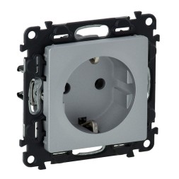 Розетка Legrand Valena Life Алюминий силовая 2К+З 16А 250В с защитными шторками. Безвинтовые зажимы. С лицевой панелью 753620