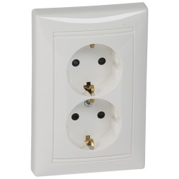 Розетка Legrand Valena Белый 2-ая с/з с защитными шторками литая 774427