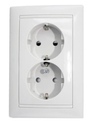 Розетка Legrand Valena Белый 2-ая с/з с защитными шторками литая 774427