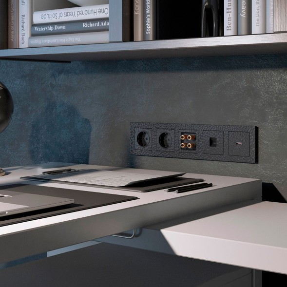 Розетка с заземлением и шторками черный Werkel W1271108