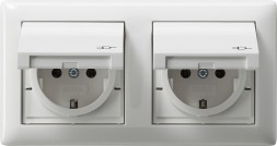 Розетка Gira белый глянец с заземляющими контактами, крышкой и комплектом уплотнителей IP44 и установочной рамкой 2-местная 115803