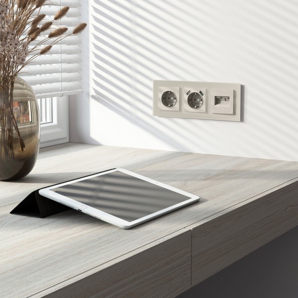 Розетка с заземлением и шторками (дымчатый) Werkel W1271104