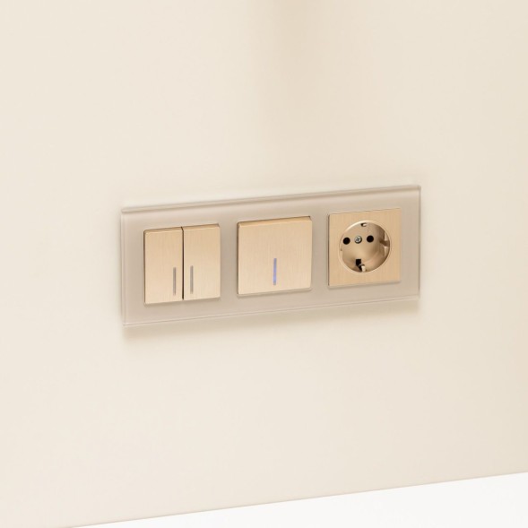 Розетка с заземлением и шторками (шампань рифленый) Werkel W1171110