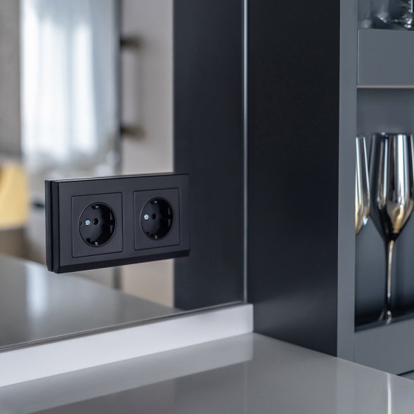 Розетка с заземлением и шторками (черный матовый) Werkel W1171108