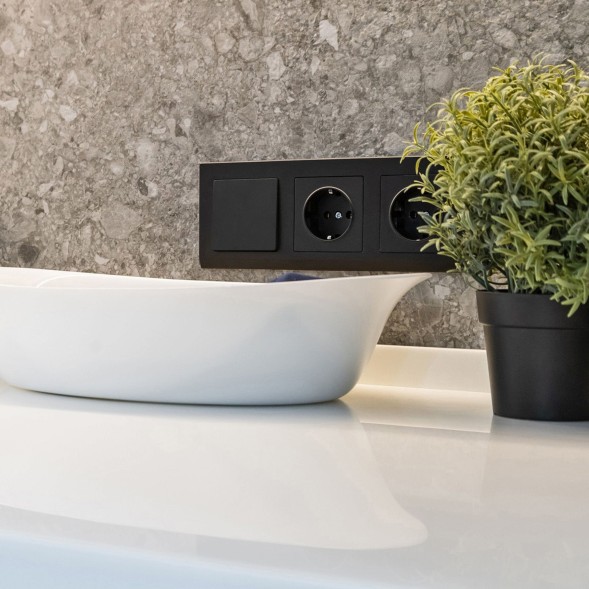 Розетка с заземлением, безвинтовой зажим (черный матовый) Werkel W1171308