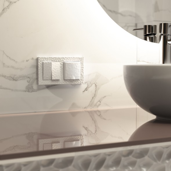 Розетка влагозащ. с зазем. с защит. крышкой и шторками (Hammer белый) Werkel W1271201