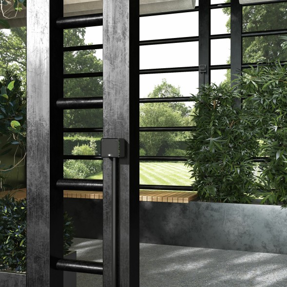 Розетка влагозащ. с зазем. с защит. крышкой и шторками Gallant черный/хром Werkel W5071235